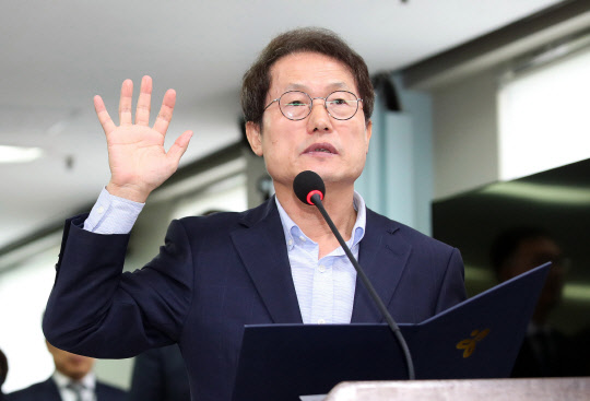 조희연 서울시교육감이 18일 오전 서울시교육청에서 열린 국회 교육위원회의 수도권 교육청 국정감사에서 증인 선서를 하고 있다. <연합뉴스>